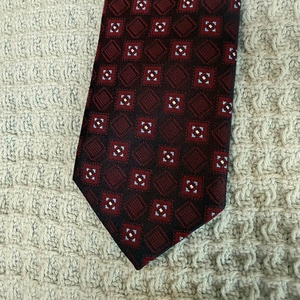NWT Hugo Red Label By Hugo Boss Mens Tie Silk Necktie Navy Red Made in Italy NEW